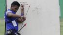 Atlet panahan Asian Para Games mencabut panah saat latihan di Lapangan Panahan, Senayan, Jakarta, kamis (04/10/2018). Latihan tersebut juga dalam rangka uji coba lapangan jelang pertandingan. (Bola.com/M Iqbal Ichsan)