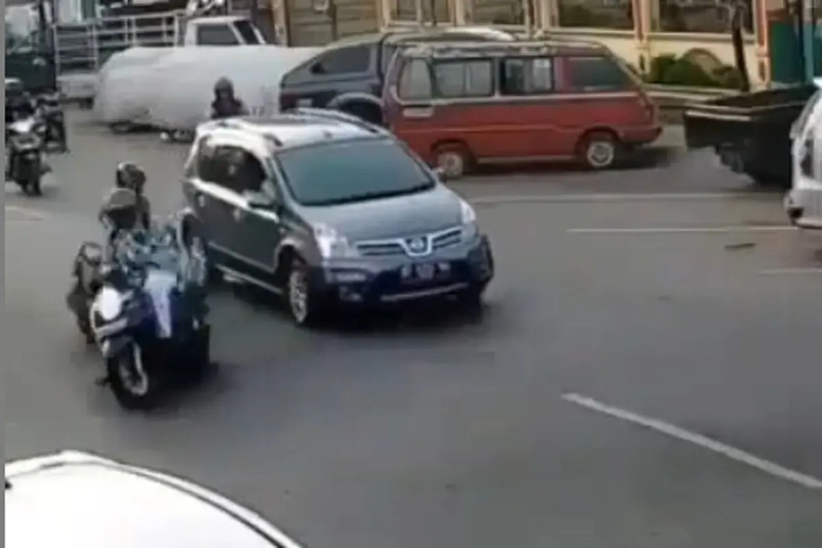 Terlihat dari rekaman video seorang pemotor terlihat santai ketika hendak membelokan kendaraan ke sisi kanan dari arah datangnya kendaraan.