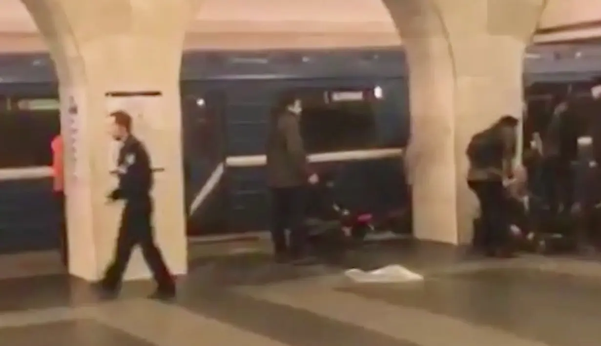 Kondisi stasiun bawah tanah, Metro Sennaya Ploshchad di St Petersburg usai terjadi ledakan bom, Rusia, Senin (3/4). Pihak berwenang masih melakukan penyelidikan atas ledakan yang terjadi. (AP Photo)