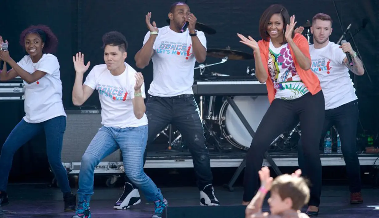Ibu negara Amerika Serikat, Michelle Obama saat menari dalam acara Easter Egg Roll yang diadakan di Gedung Putih, Senin (6/4/2015). (AFP PHOTO/Brendan SMIALOWSKI) 