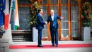 Presiden Joko Widodo atau Jokowi (kiri) disambut oleh Kanselir Jerman Olaf Scholz saat tiba di lokasi KTT G7, Schloss Elmau, Jerman, Senin (27/6/2022). Indonesia hadir sebagai negara mitra G7 sekaligus Presidensi G20. (Foto: Biro Pers Sekretariat Presiden)