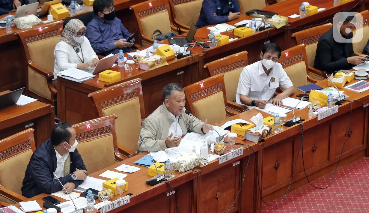Menteri Energi dan Sumber Daya Mineral Arifin Tasrif (kedua kiri) menyampaikan paparannya saat mengikuti rapat kerja dengan Komisi VII DPR di Kompleks Parlemen, Senayan, Jakarta, Selasa (9/8/2022). Rapat membahas progres realisasi entitas khusus batu bara serta strategi dan kebijakan pemenuhan Domestic Market Obligation (DMO) batu bara untuk PT PLN (Persero). (Liputan6.com/Angga Yuniar)