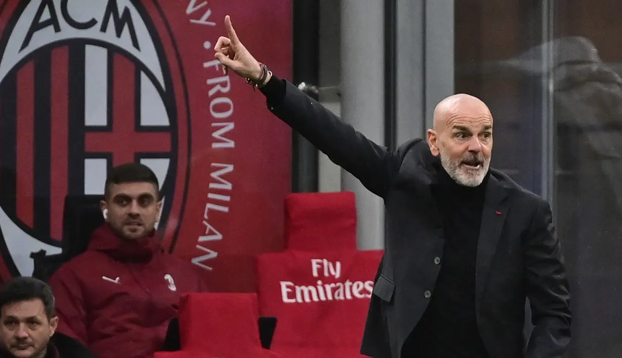 Manajer tim AC Milan, Stefano Pioli memberikan instruksi kepada pemainnya saat menghadapi Crotone dalam laga lanjutan Liga Italia 2020/21 pekan ke-21 di San Siro Stadium, Milan, Minggu (7/2/2021). AC Milan menang 4-0 atas Crotone. (AFP/Miguel Medina)