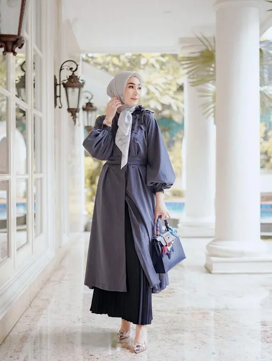 Meski tergolong baru dalam mengenakan hijab, namun Erin nampak tak kesulitan dalam memadupadankan style berpakaiannya sehari-hari dengan hijab. Erin juga diketahui memiliki clothing line sendiri. (Liputan6.com/IG/erintaulany)