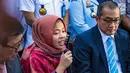 Siti Aisyah memberi keterangan di Bandara Halim Perdanakusuma, Jakarta, Senin (11/3). Siti Aisyah kembali ke Indonesia setelah dibebaskan Pengadilan Tinggi Shah Alam terkait kasus dugaan pembunuhan Kim Jong-Nam. (Liputan6.com/Faizal Fanani)