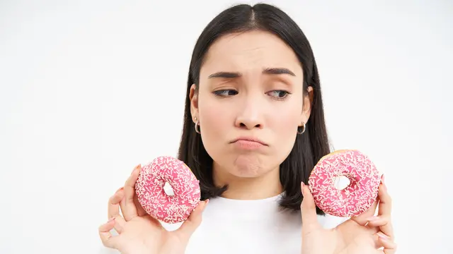 Kurangi konsumsi gula sangat membantu saat menjalani diet