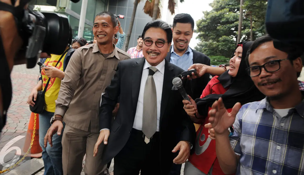 Hotma Sitompul berjalan memasuki halaman gedung KPK untuk menjalani pemeriksaan, Jakarta (29/11). Hotma diperiksa sebagai saksi untuk tersangka Sugiharto dalam kasus dugaan korupsi proyek pengadaan e-KTP tahun 2011-2012. Liputan6.com/Helmi Affandi)