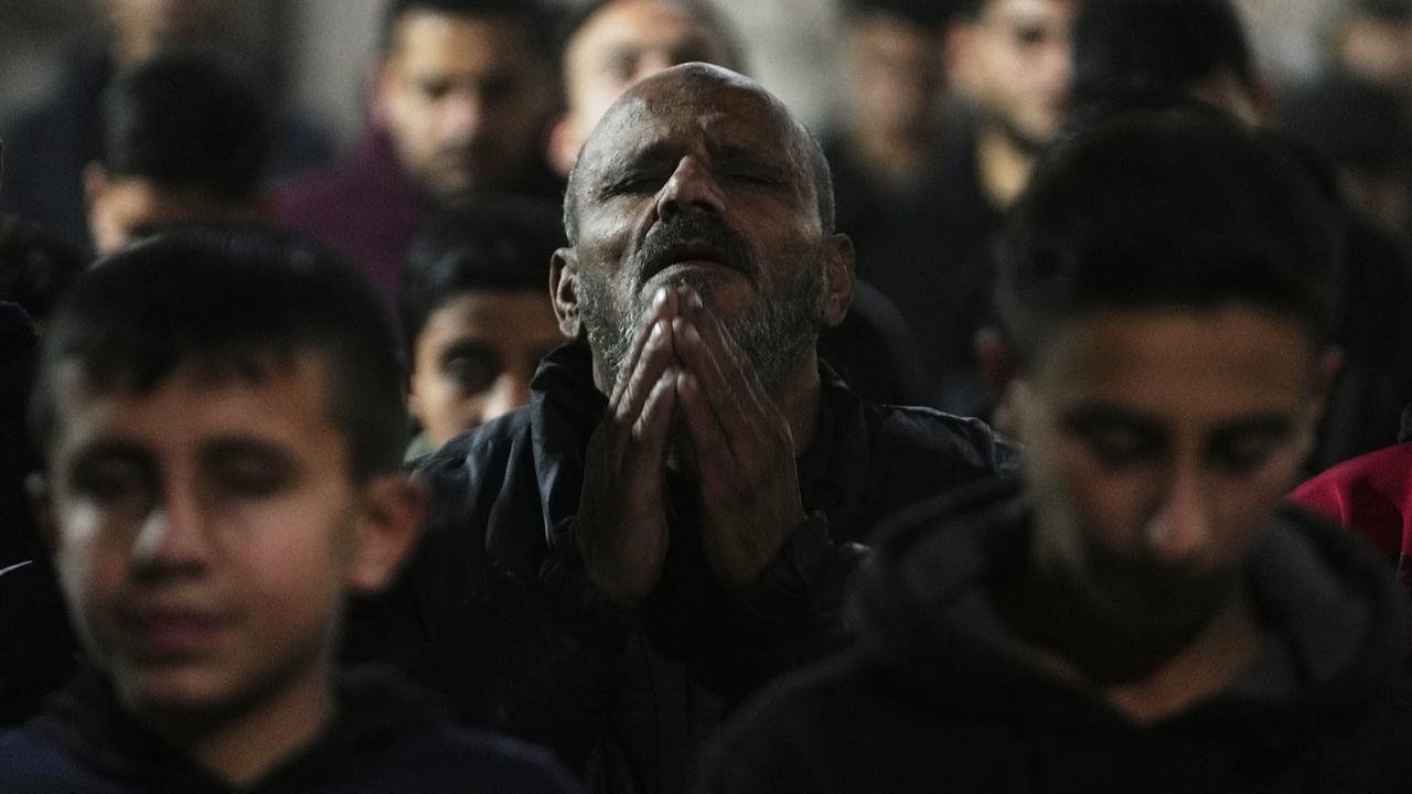 FOTO: Warga Gaza Sambut Ramadan dengan Tarawih di Masjid Terdampak Perang