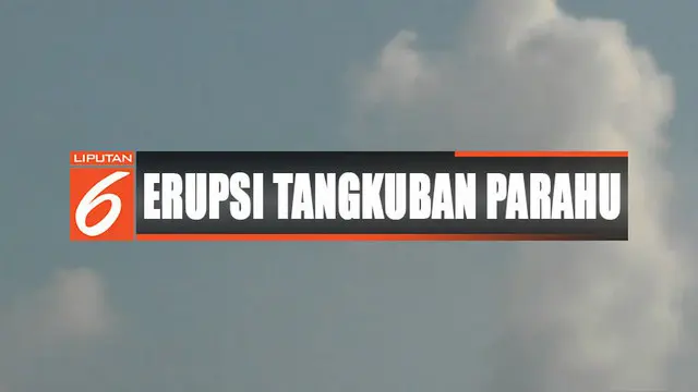 Petugas menyiapkan baterai dan solar cell untuk memperkuat jaringan kamera CCTV.