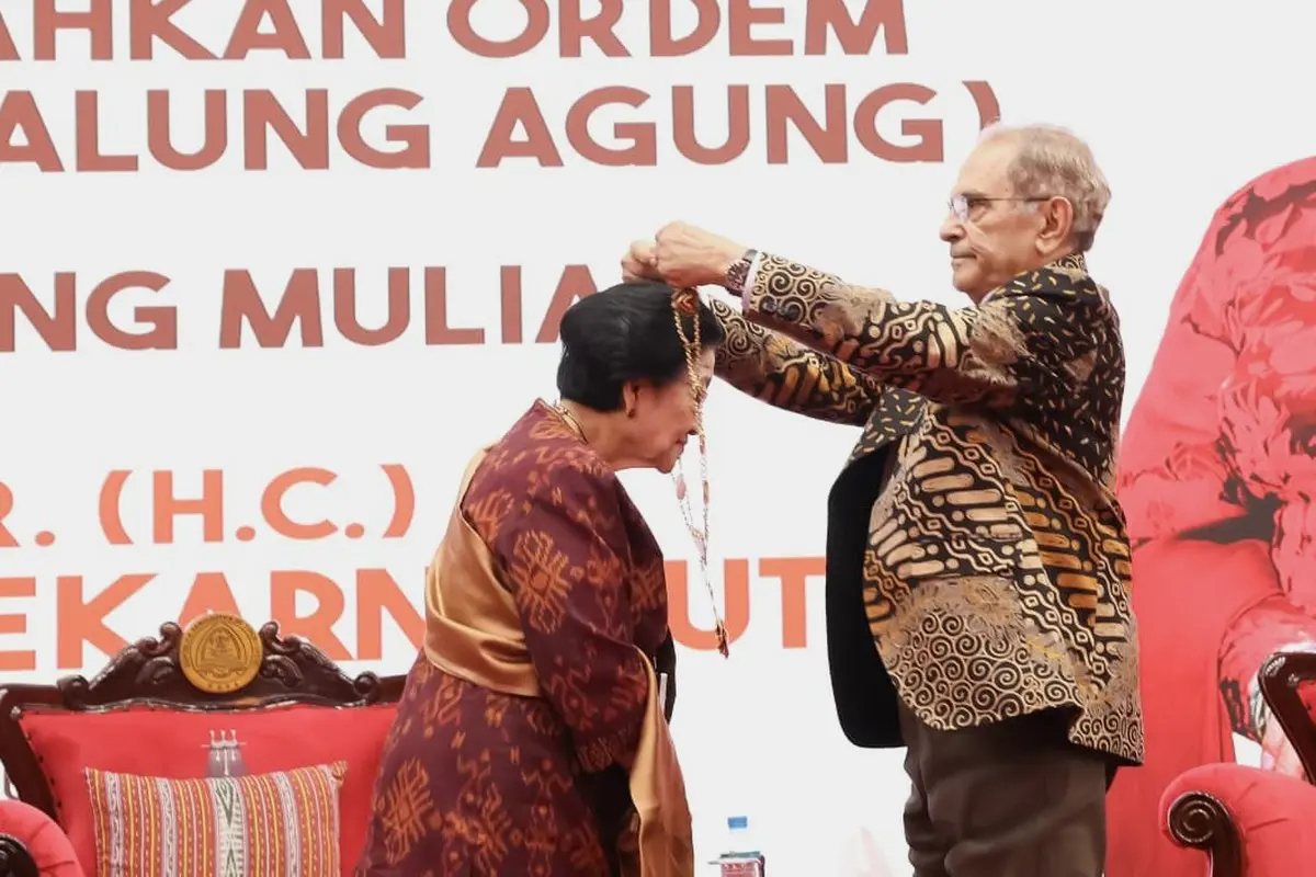 Presiden ke-5 RI sekaligus Ketua Umum PDI Perjuangan (PDIP), Megawati Soekarnoputri, menerima penghargaan tertinggi Pemerintah Timor Leste, Grande Colar da Ordem de Timor Leste.