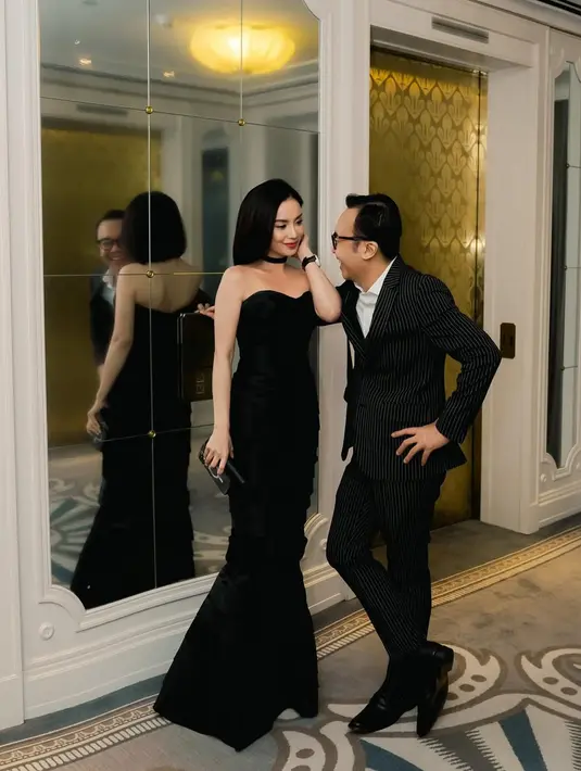 Menariknya, caption Ari Lasso dalam unggahan ini juga penuh makna. Ia menuliskan bagaimana cinta mereka tidak datang dengan mudah. “It ain't always easy, it ain't always right. When love finds a place in your heart,” tulisnya, seolah menyiratkan bahwa hubungan ini telah melalui berbagai dinamika.  [@ari_lasso].