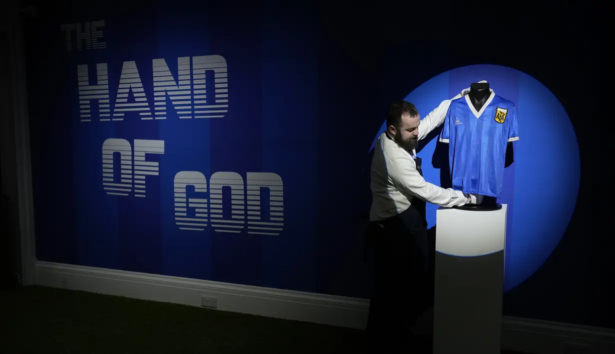 <p>Jersey Argentina yang dikenakan Diego Maradona dalam pertandingan perempat final Piala Dunia Meksiko 1986 antara Argentina dan Inggris di rumah lelang Sotheby's, di London, Rabu (20/4/2022). Jersey ini dikenakan oleh Maradona dalam pertandingan di mana ia mencetak "Tangan Tuhan" dan "Gol Abad Ini". (AP Photo/Matt Dunham)</p>