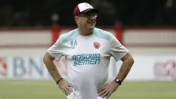 Pelatih PSM Makassar, Rene Alberts, mengamati para pemainnya saat latihan di Stadion PTIK, Jakarta, Minggu (2/12). Latihan ini persiapan jelang laga Liga 1 melawan Bhayangkara FC. (Bola.com/Yoppy Renato)