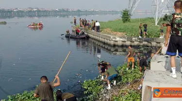 Citizen6, Surabaya: Dalam pembersihan tersebut personil kedua belah pihak menggunakan enam buah perahu karet, empat dari DKP dan dua dari Kobangdikal. (Pengirim: Penkobangdikal)

