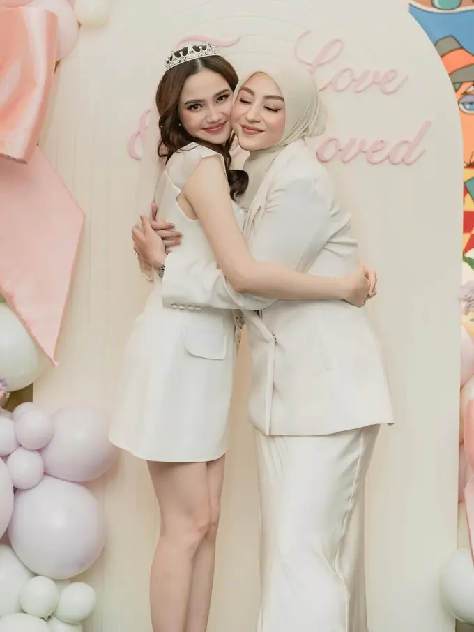 Gaya Kompak Para Sahabat Beri Kejutan Bridal Shower untuk Syifa Hadju, Serba Putih dan Nude yang Elegan