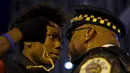 Massa bersitegang dengan polisi saat aksi protes di Chicago, Illinois, Rabu (25/11). Ketegangan rasial memanas setelah rilisnya video seorang polisi kulit putih menembak remaja kulit hitam, Laquan McDonald (17) pada Oktober 2014. (REUTERS/Andrew Nelles)