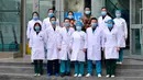 Dua pasien yang telah sembuh dari pneumonia akibat coronavirus baru (novel coronavirus pneumonia/NCP) berfoto bersama staf medis di Rumah Sakit Umum Rakyat Keempat Provinsi Qinghai di Xining, Provinsi Qinghai, China barat laut (21/2/2020). (Xinhua/Zhang Long)