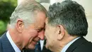Pangeran Charles (kiri) disambut dengan Hongi di Government House in Wellington, Selandia Baru, (4/11/2015).  Pangeran Charles dan istri kedua Camilla memulai kunjungannya di Australia dan Selandia baru selama 12 hari. (REUTERS/Hagen Hopkins)