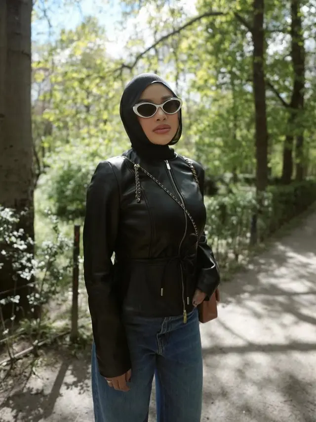 6 Gaya Edgy Aurel Hermansyah Saat Liburan di Madrid, Hijab Look-nya Bikin Kagum!