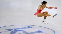 Atlet Ice Skating Hungaria, Ivett Toth memperlihatkan kebolehannya dalam menari di atas seluncur es di  kejuaraan Ice Skating dunia, ISU Dunia Figure Skating Championships di Boston, Massachusetts, Amerika Serikat, (31/3). (REUTERS/Brian Snyder)