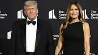 Gaya Langka Melania Trump Jalan di Karpet Merah Saat Demo Protes Larangan Perjalanan Meluas