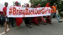 Ratusan massa aksi berjalan kaki menuntut pembebasan gadis sekolah yang diculik oleh kelompok teroris Boko Haram dilaksanakan di Asokoro, Abuja, Nigeria (13/5/2014). (REUTERS/Afolabi Sotunde)