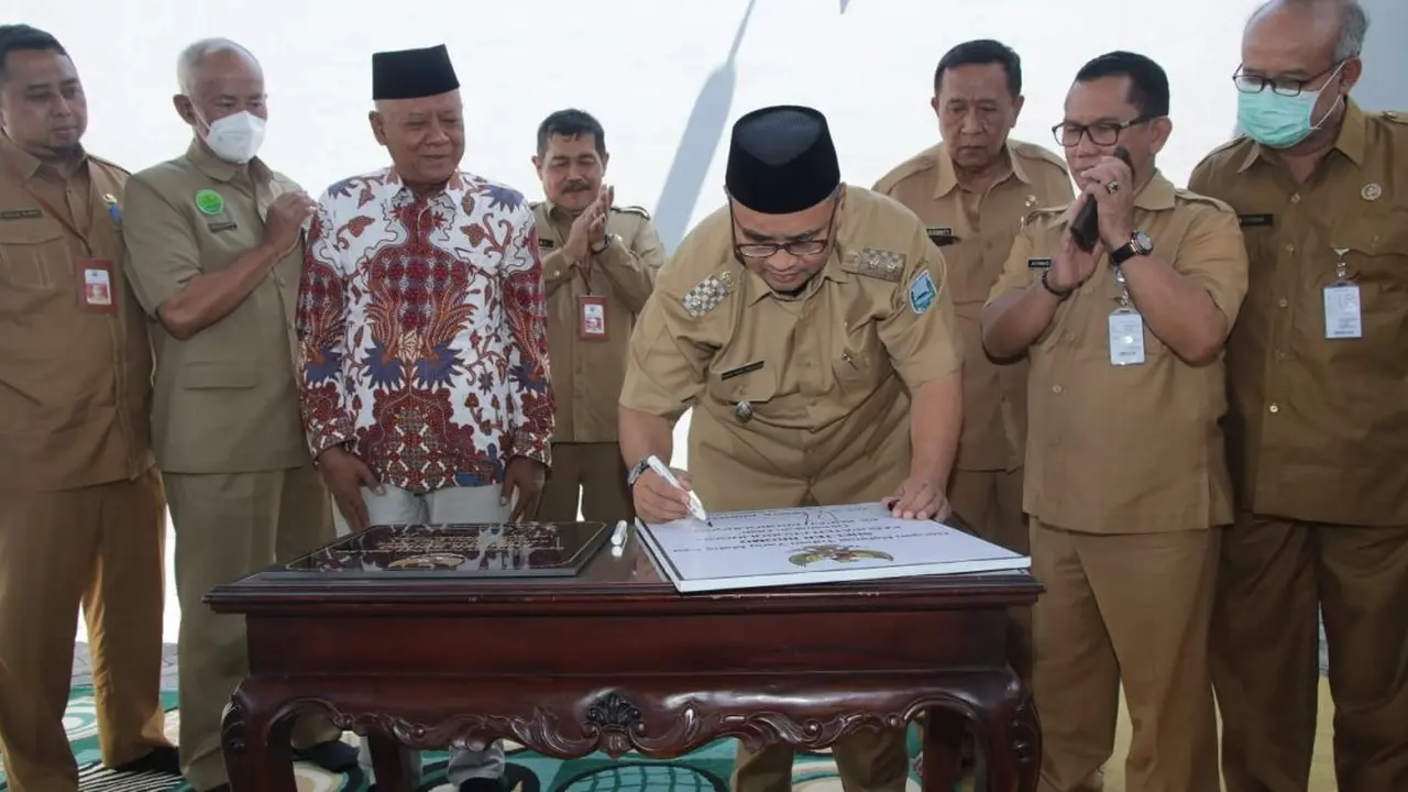 Plt Bupati Probolinggo Timbul Prihanjoko (Tengah) resmikan rumah singgah untuk ODHA (Istimewa)