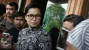 Kuasa hukum Aming Sugandhi, Devi Waluyo, memberikan keterangan kepada awak media di Pengadilan Agama Jakarta Selatan, Jumat (3/3). Melalui pengacaranya, Aming resmi mendaftarkan talak cerai terhadap Evelyn Nada Anjani. (Liputan6.com/Herman Zakharia)