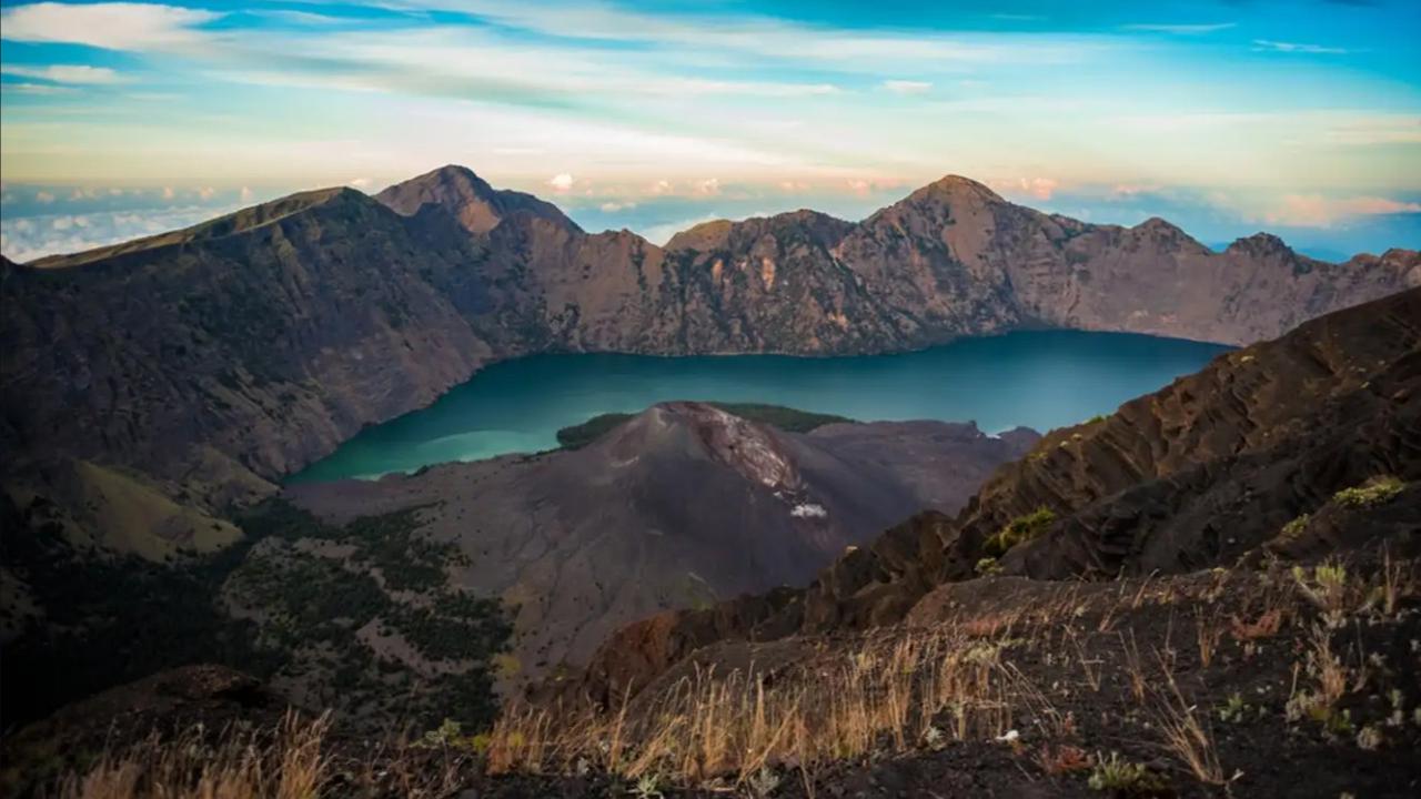 Eksotisme Danau Segara Anak, Spot Terbaik untuk Menikmati Keindahan Gunung Rinjani tanpa Mendaki ke Puncak