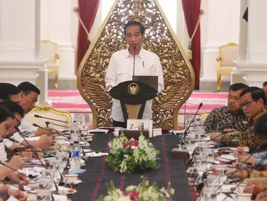Presiden Joko Widodo (tengah) memimpin sidang kabinet paripurna yang dihadiri Wakil Presiden Jusuf Kalla (kanan tengah) dan jajaran menteri Kabinet Kerja di Istana Merdeka, Jakarta, Selasa (29/8). (Liputan6.com/Angga Yuniar) 