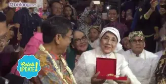 Nani Wijaya dan Ajip Rosidi melangsungkan pernikahan di Masjid Sang Cipta Rasa Cirebon, Minggu (16/4)