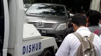 Dinas Perhubungan DKI Jakarta belum bisa meniadakan sepenuhnya parkir liar yang menjadi salah satu penyebab kemacetan di Ibu Kota berkali-kali parkir liar balik lagi ke bahu jalan, Jakarta Pusat, Rabu (7/1/2015). (Liputan6.com/Faizal Fanani)