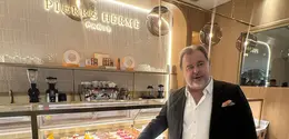 Pierre Hermé saat datang ke tokonya di Grand Hyatt, Jakarta. [Anisha/Fimela]