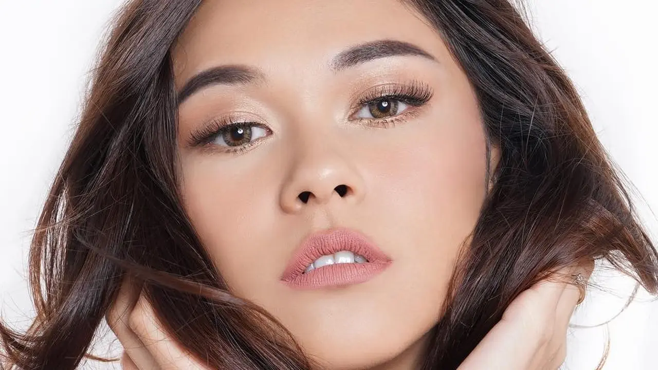 [Bintang] Makeup Andalan Seleb: Tampil Glowing, Nana Mirdad dengan Shimmery Eyeshadow Berkilauan