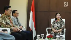 Menko PMK Puan Maharani (kanan) saat menerima kunjungan petinggi Emtek Grup di kantor Kemenko PMK, Jakarta, Selasa (19/2). Emtek Grup dan Kemenko PMK menjalin kerja sama terkait masalah bakti sosial. (Liputan6.com/Herman Zakharia)