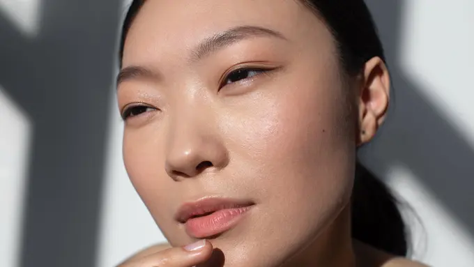 Panduan Glass Skin untuk Kulit Sensitif agar Tetap Sehat dan Bercahaya [Dok/freepik.com]