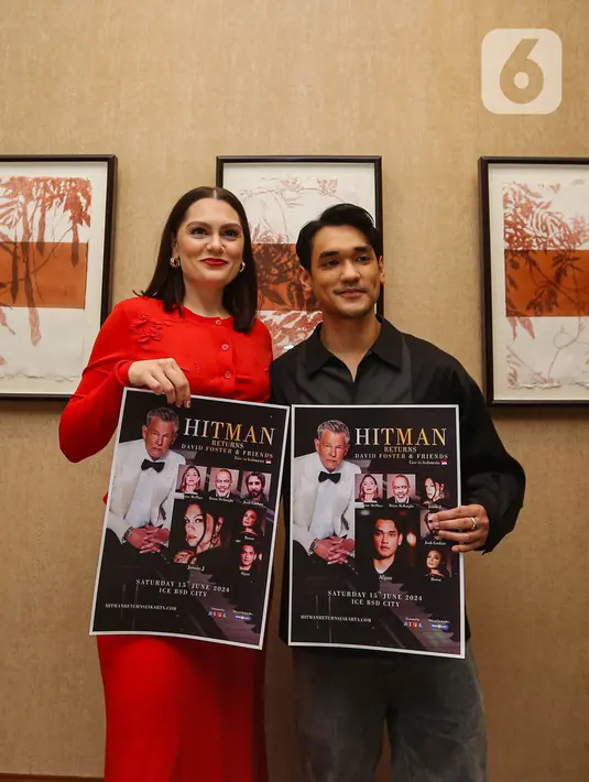 Penyanyi asal Inggris, Jessie J bersama Afgan berpose sambil menunjukkan poster konser David Foster bertajuk 'Hitman Returns David Foster & Friends Live In Indonesia', Jakarta, Senin (3/6/2024). (Liputan6.com/Angga Yuniar)