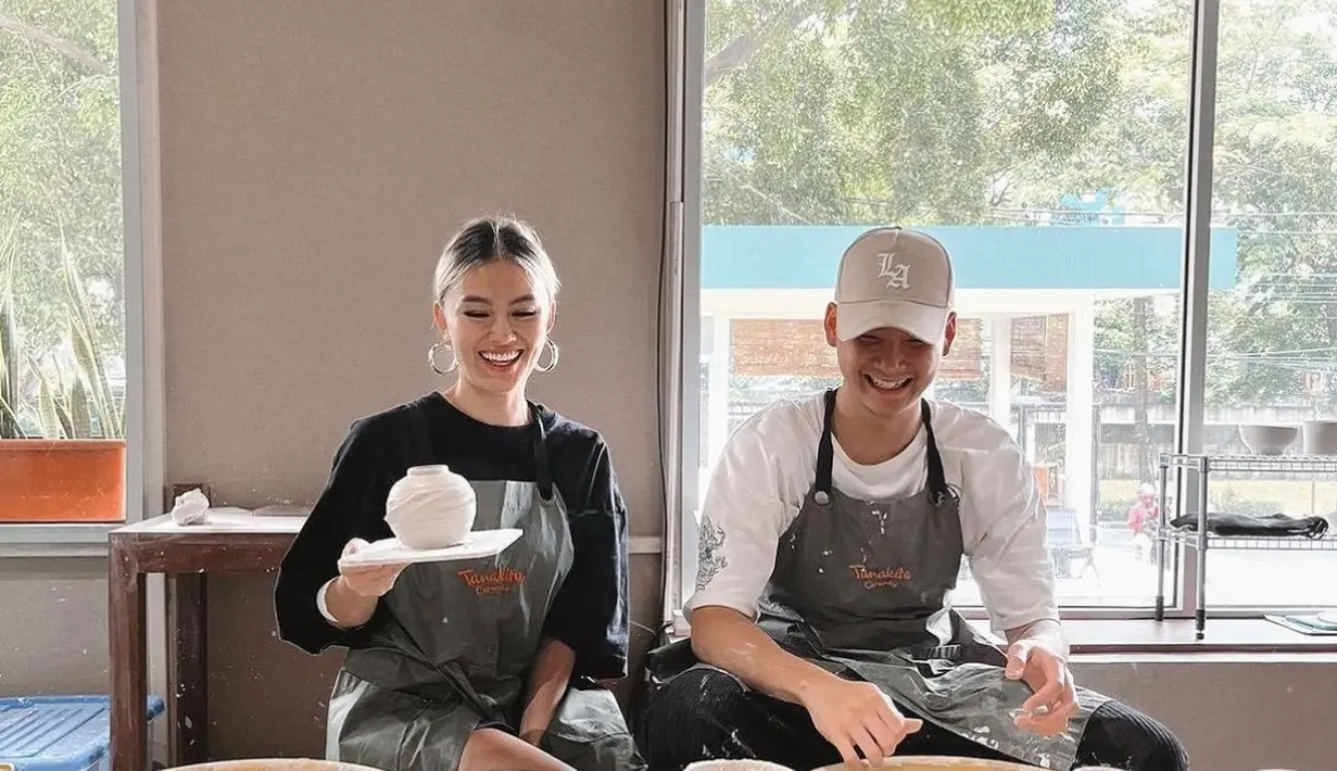 Seperti inilah kedekatan Agnez Mo dan Adam Rosyadi saat menjajal buat kerajinan. Keduanya kompak berkreasi membuat tembikar atau perkakas dari tanah liat. Momen ini diabadikan Agnez Mo saat didampingi Adam Rosyadi. Keduanya tengah liburan di sela kesibukan jadwal manggung. (Liputan6.com/IG/agnezmo)
