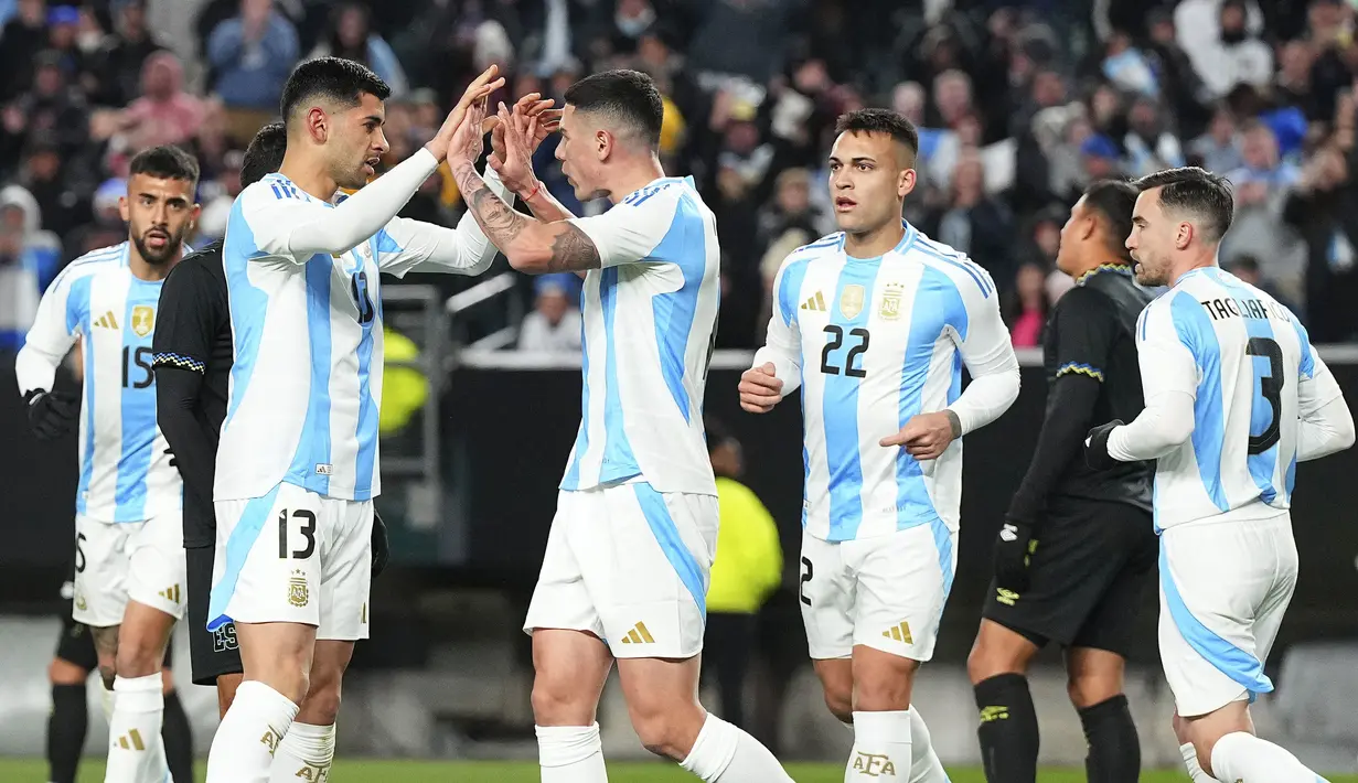 Pemain Argentina Cristian Romero (kedua kiri) melakukan selebrasi bersama Angel Di Maria setelah mencetak gol ke gawang El Savador pada laga FIFA Matchday melawan El Savador yang berlangsung di Lincoln Financial Field, Philadelphia, Amerika Serikat, Sabtu (23/03/2024) WIB. La Albiceleste menang dengan skor 3-0. (AFP/Getty Images/Mitchell Leff)