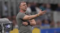 Reaksi kecewa pelatih Timnas Ukraina, Serhiy Rebrov terhadap penampilan anak asuhnya saat menghadapi Timnas Italia pada laga Grup C Kualifikasi Euro 2024 di San Siro Stadium, Milan, Rabu (13/9/2023) dini hari WIB. (AP Photo/Antonio Calanni)