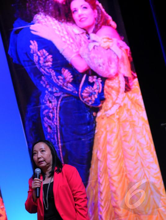 Director Ciputra Artpreneur Sri Muliani Arief saat jumpa pers “Disney’s Beauty and The Beast The Original Broadway Musical Spectacular” di Jakarta, Senin (20/4). Pertunjukan tersebut akan digelar pada 26 Mei - 7 Juni 2015. (Liputan6.com/Faisal R Syam)