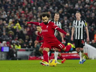 Penyerang Liverpool Mohamed Salah menendang bola dan gagal mengeksekusi penalti saat menjamu Newcastle United pada laga pekan ke-20 Liga Inggris 2023/2024 di Anfield, Selasa (2/1/2024) dini hari WIB. (AP Photo/Jon Super)