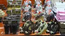 Coklat berbentuk sepatu yang ditampilkan dalam acara Brussels Chocolate Fair di Brussels, Belgia (10/2). Selain pameran coklat, acara ini juga menggelar peragaan busana yang terbuat dari coklat. (AFP/Emmanuel Dunand)
