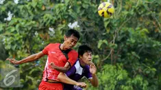 Pesepakbola Persita dan PSAU berebut bola saat laga ujicoba di Lapangan Sutasoma, Halim Perdakusuma Jakarta, Jumat (21/8/2015). Laga uji tanding ini merupakan persiapan Persita menghadapi turnamen PialaPresiden 2015. (Liputan6.com/Helmi Fithriansyah)