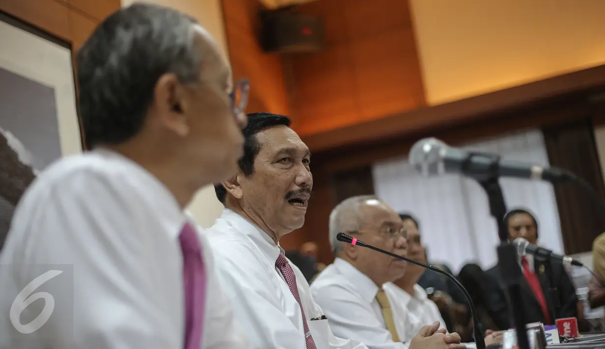 Menko Polhukam Luhut Panjaitan memberi keterangan soal pencatutan namanya dalam negosiasi Ketua DPR Setya Novanto-Freeport, di Jakarta, Kamis (19/11). Luhut menyebut dirinya tak tahu menahu dan tak pernah bicara urusan saham. (Liputan6.com/Faizal Fanani)