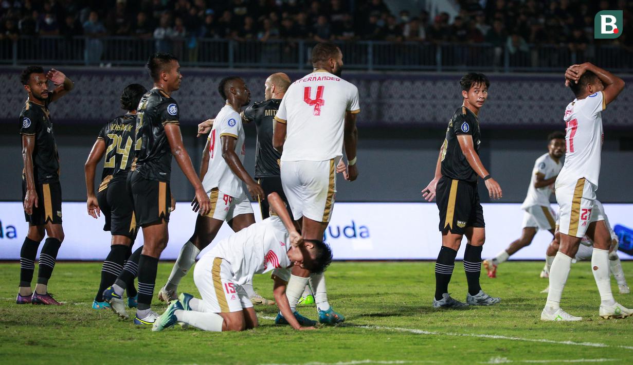 Ekspresi kecewa pemain PSM Makassar, Ricky Pratama (bawah) usai gagal mencetak gol ke gawang Dewa Unitd FC saat laga pekan ke-10 BRI Liga 1 2022/2023 antara Dewa United FC melawan PSM Makassar di Stadion Indomilk Arena, Tangerang, Kamis (15/9/2022). (Bola.com/Bagaskara Lazuardi)