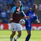 Pemain Leicester City, Demarai Gray (kanan) menghalau bola dari kejaran pemain West Ham,  Pablo Zabaleta pada lanjutan Premier League di King Power Stadium, Leicester, (5/5/2018).  West Ham menang 2-0. (AFP/Lindsey Parnaby)