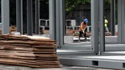 Pekerja menyelesaikan pembangunan rumah sakit darurat untuk pasien COVID-19 di Lapangan Sepak Bola Pertamina, Simprug, Jakarta Selatan, Indonesia, Sabtu (2/5/2020). Rumah sakit darurat ini ditargetkan beroperasi pada 1 Juni 2020. (Xinhua/Agung Kuncahya B.)
