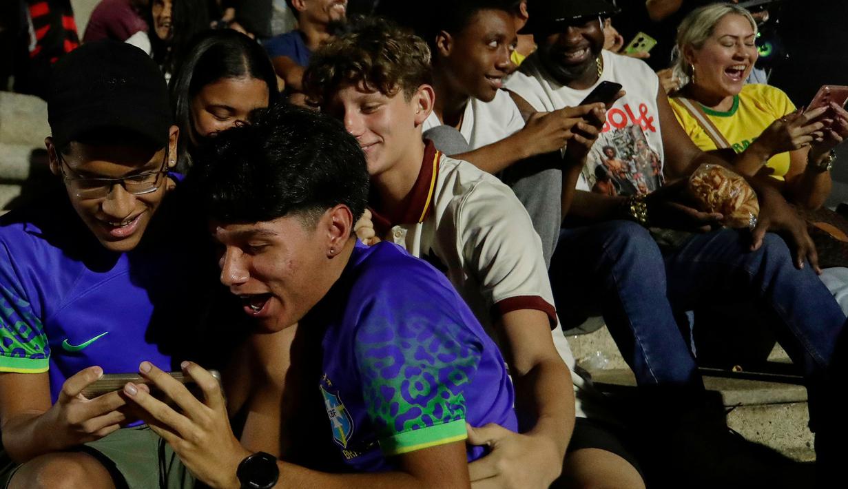 Hal itu membuat warga Brasil tak mampu menyembunyikan rasa senangnya. (AP Photo/Bruna Prado)