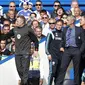 Pelatih Chelsea, Jose Mourinho (kedua dari kanan) bersitegang dengan Arsene Wenger (pelatih Arsenal) saat kedua tim berlaga di lanjutan Liga Primer Inggris di Stadion Stamford Bridge, (5/10/2014). Chelsea Unggul 2-0 atas Arsenal. (AFP PHOTO/Adrian Dennis)